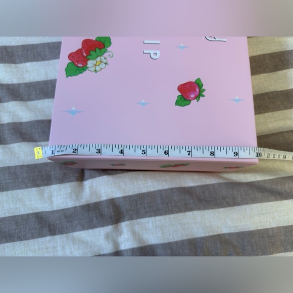 Skinnydip London Strawberry Shortcake Crossbody Bag Gift Set | Valentineās š - Picture 3 of 4